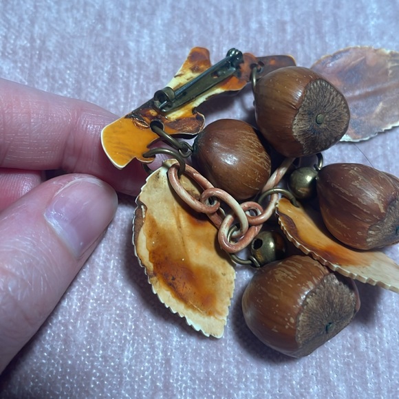 1940’s Celluloid Plastic Elegant Brown and Cream Leaf and Hazelnut Dangle Brooch - Picture 6 of 11